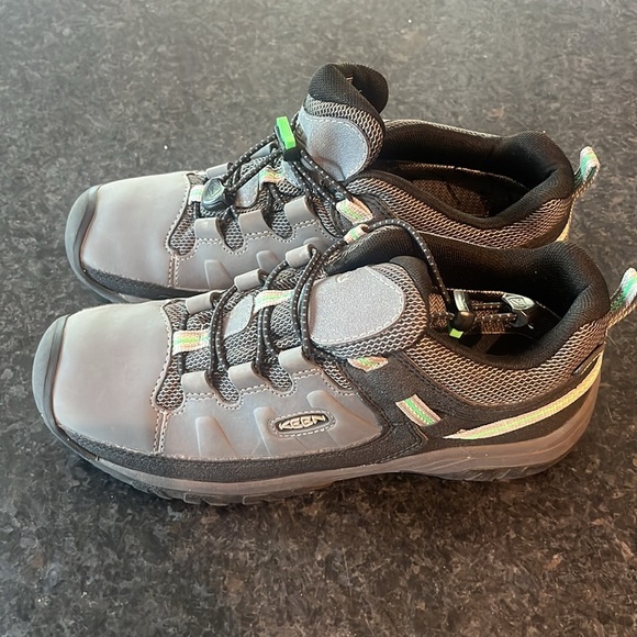Keen Gray Sneakers with Sturdy Design and Traction - Picture 5 of 8
